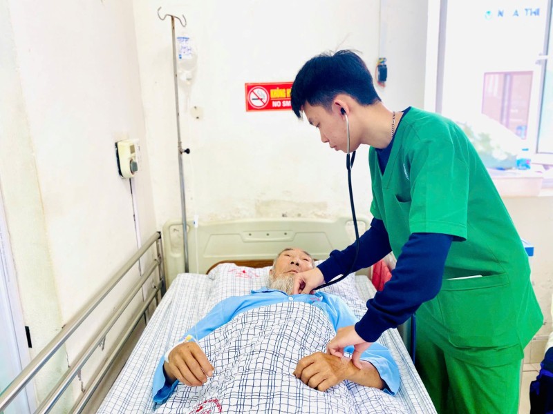 KỊP THỜI CẤP CỨU CỤ ÔNG 83 TUỔI BỊ ONG ĐỐT