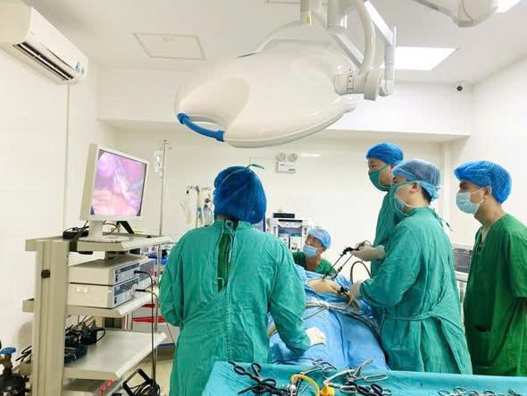 TRUNG TÂM Y TẾ KHU VỰC PHÙ NINH: PHẪU THUẬT NỘI SOI THÀNH CÔNG LẤY  35 VIÊN SỎI TRONG TÚI MẬT CHO BỆNH NHÂN