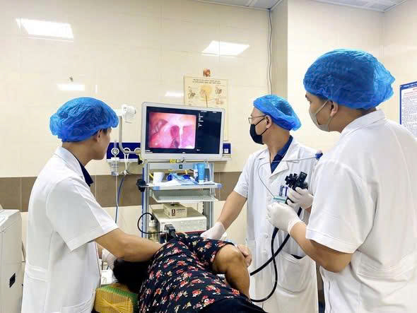 NỘI SOI GẮP THÀNH CÔNG XƯƠNG CÁ MẮC TRONG THỰC QUẢN CỤ BÀ 83 TUỔI