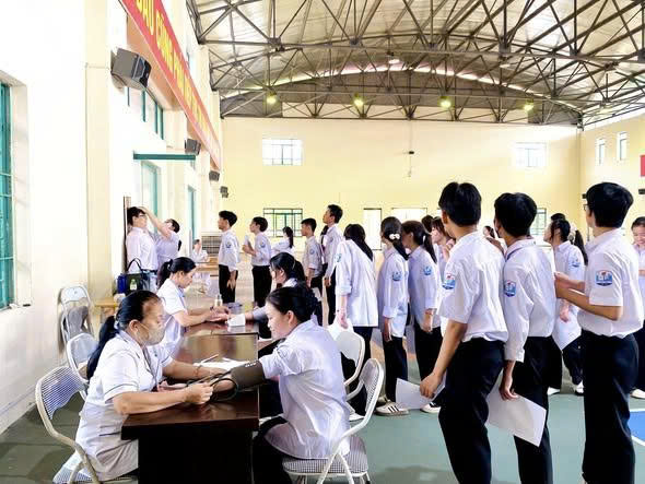 TRUNG TÂM Y TẾ KHU VỰC PHÙ NINH KHÁM SỨC KHOẺ ĐỊNH KỲ CHO HỌC SINH CÁC TRƯỜNG TRÊN ĐỊA BÀN