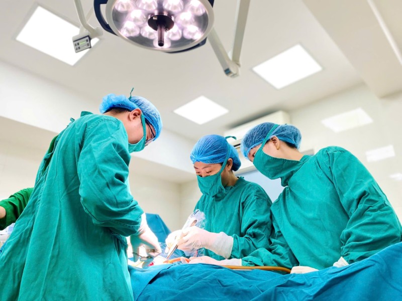 PHẪU THUẬT CẤP CỨU CHỬA TRONG Ổ BỤNG GÂY CHẢY MÁU Ồ ẠT!