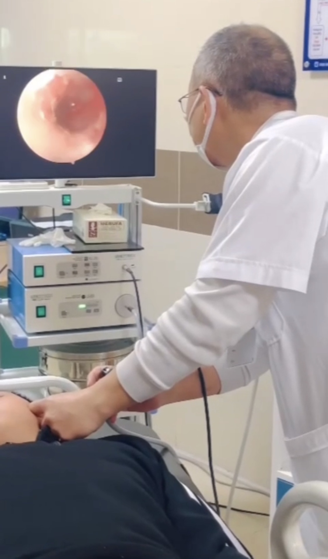 Bác sĩ nội soi thấy viên đạn súng đồ chơi trong tai bệnh nhi